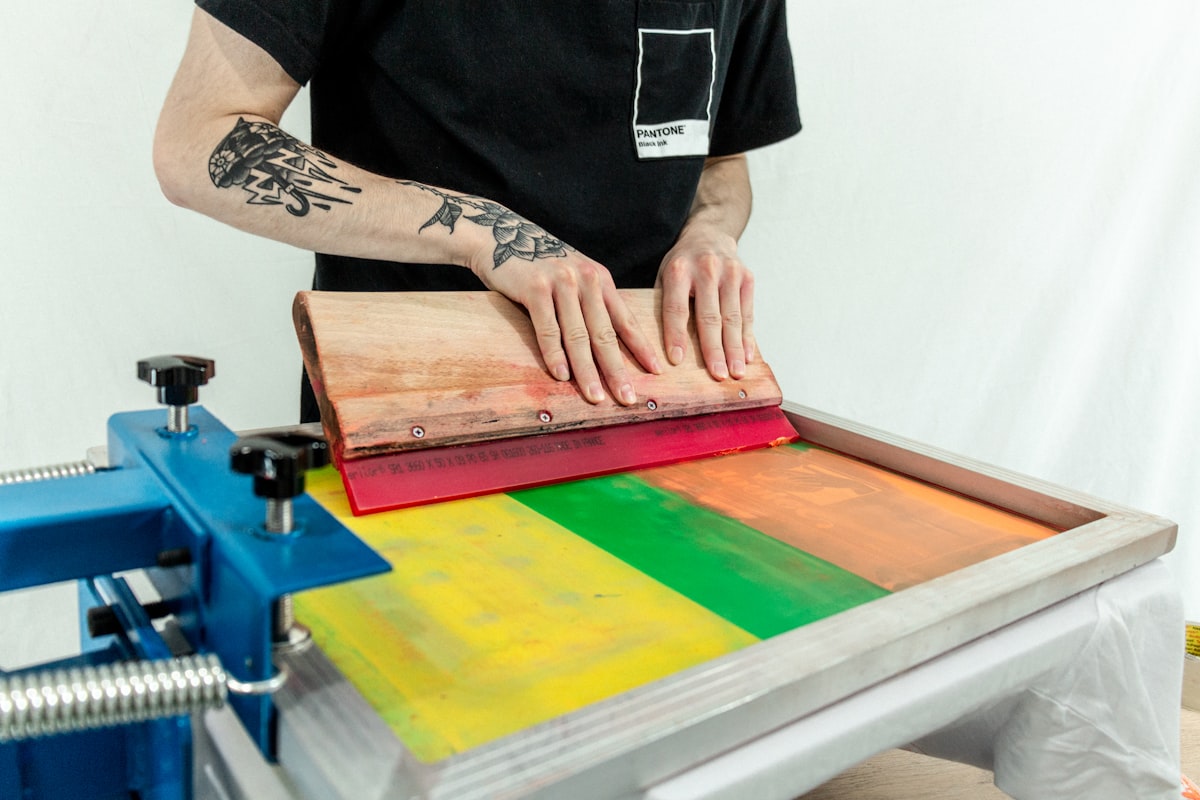 Siebdruck eines Logos auf einem Textil-Werbeartikel