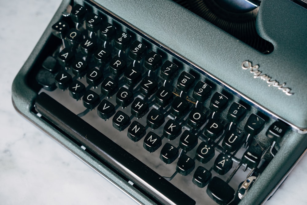 clavier d’ordinateur noir et gris