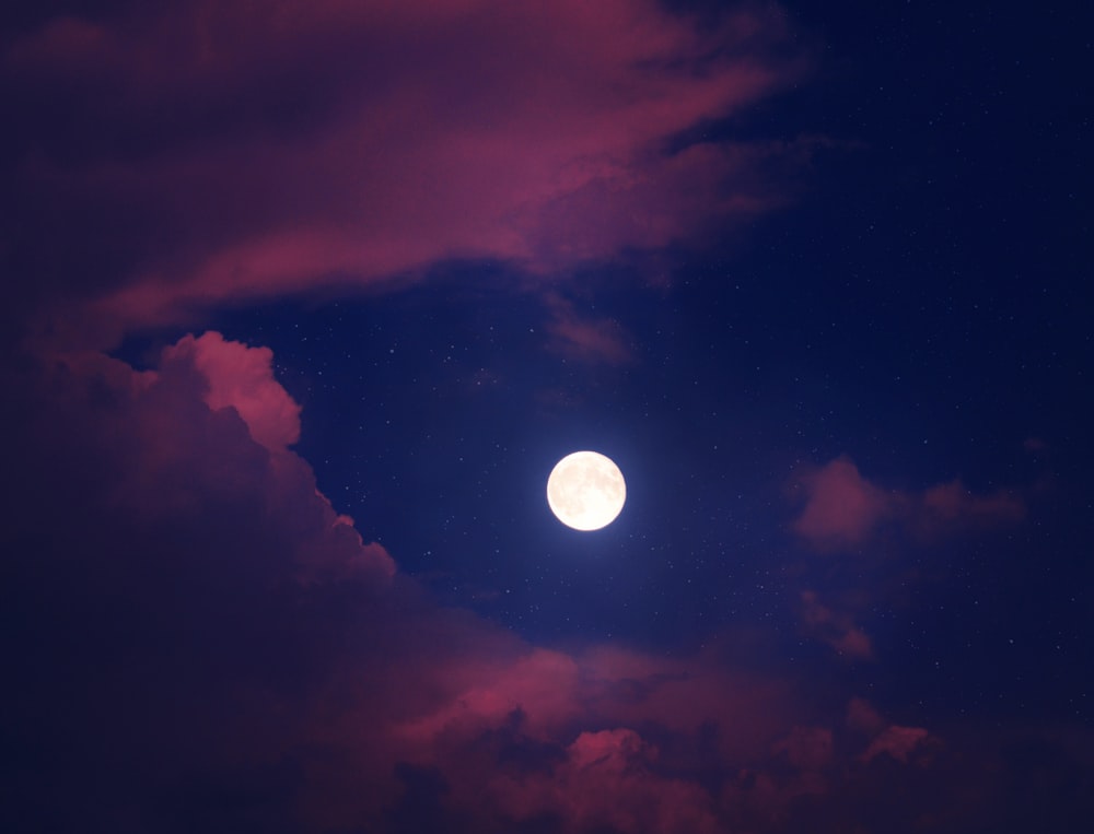 어두운 구름 위의 보름달