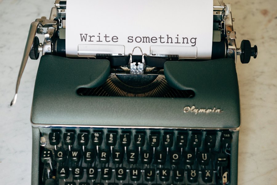 Màquina d'escriure antiga amb un full escrit