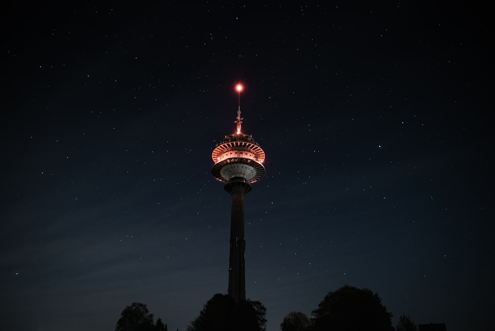 poste de luz iluminado durante la noche