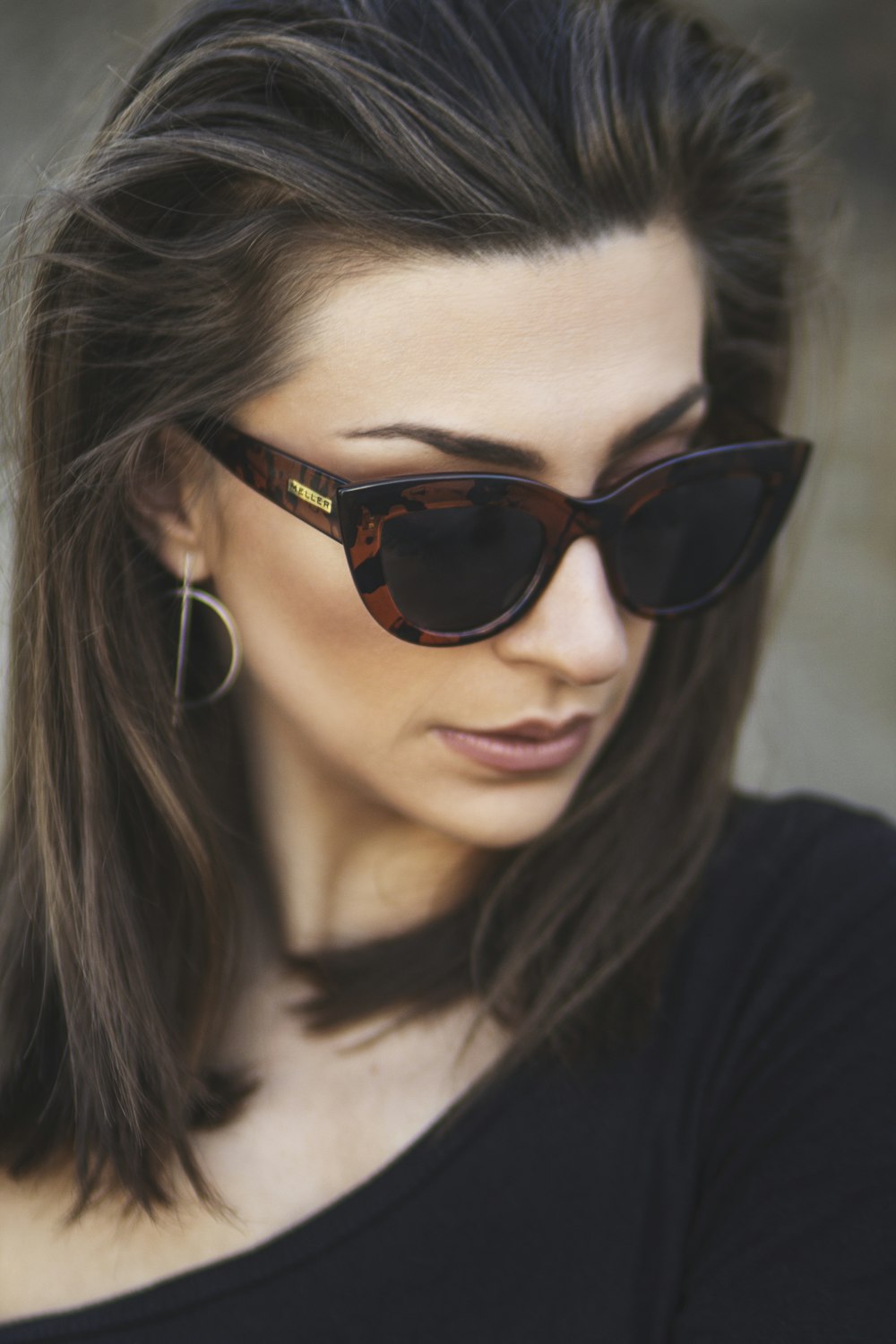 Mujer con gafas de sol negras y camisa negra