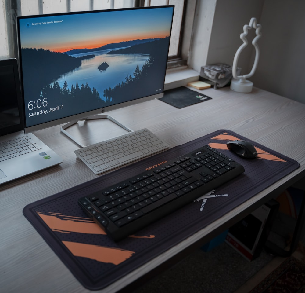 black computer keyboard on black table