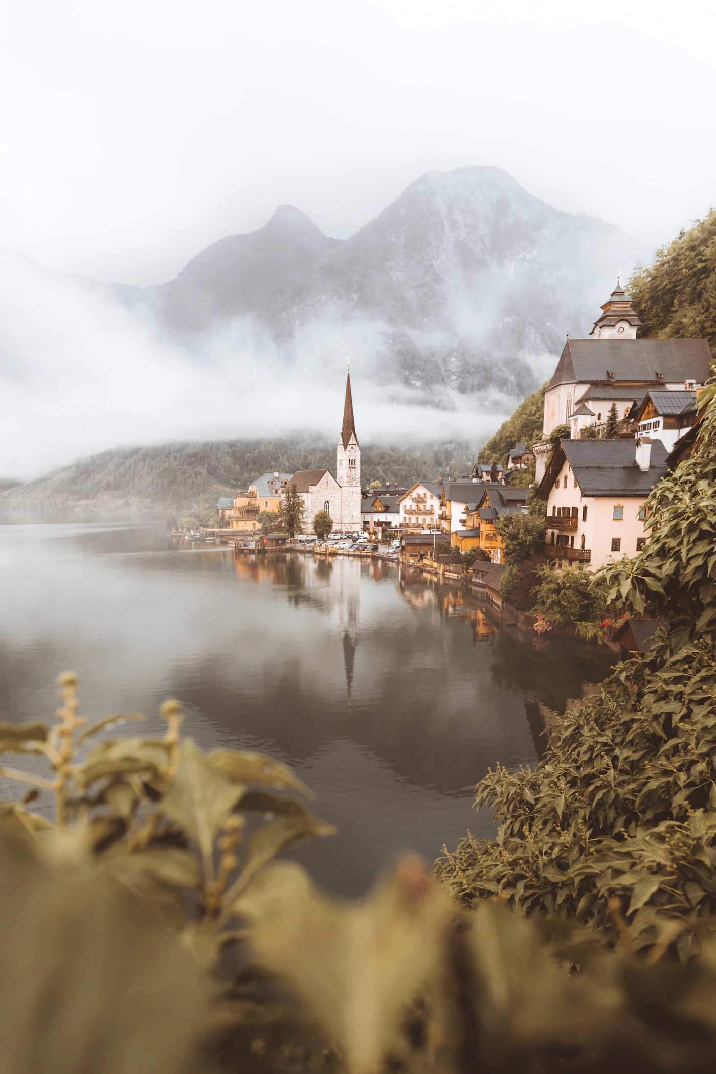 Bergsee mit Dorf im Morgenlicht in Österreich