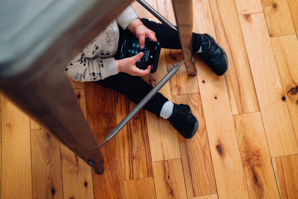 personne en pantalon gris et chaussettes noires