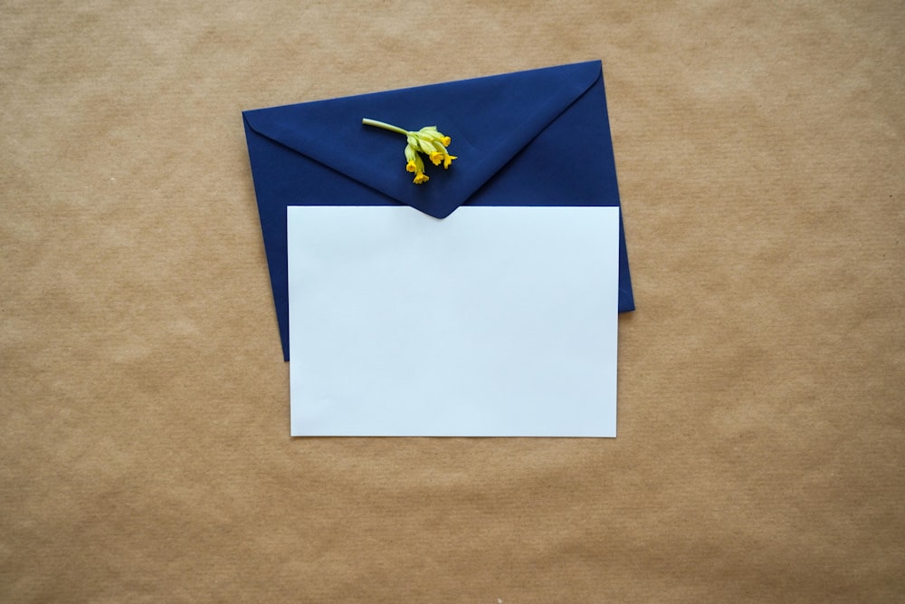 papel branco e azul sobre tecido marrom