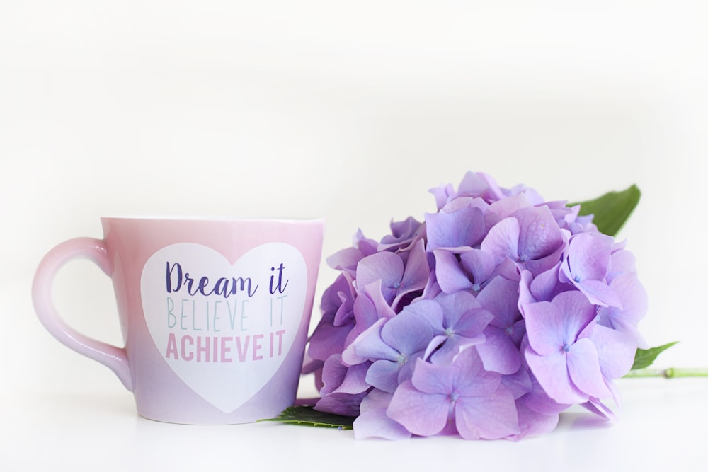 Tulipes violettes dans un mug en céramique blanche