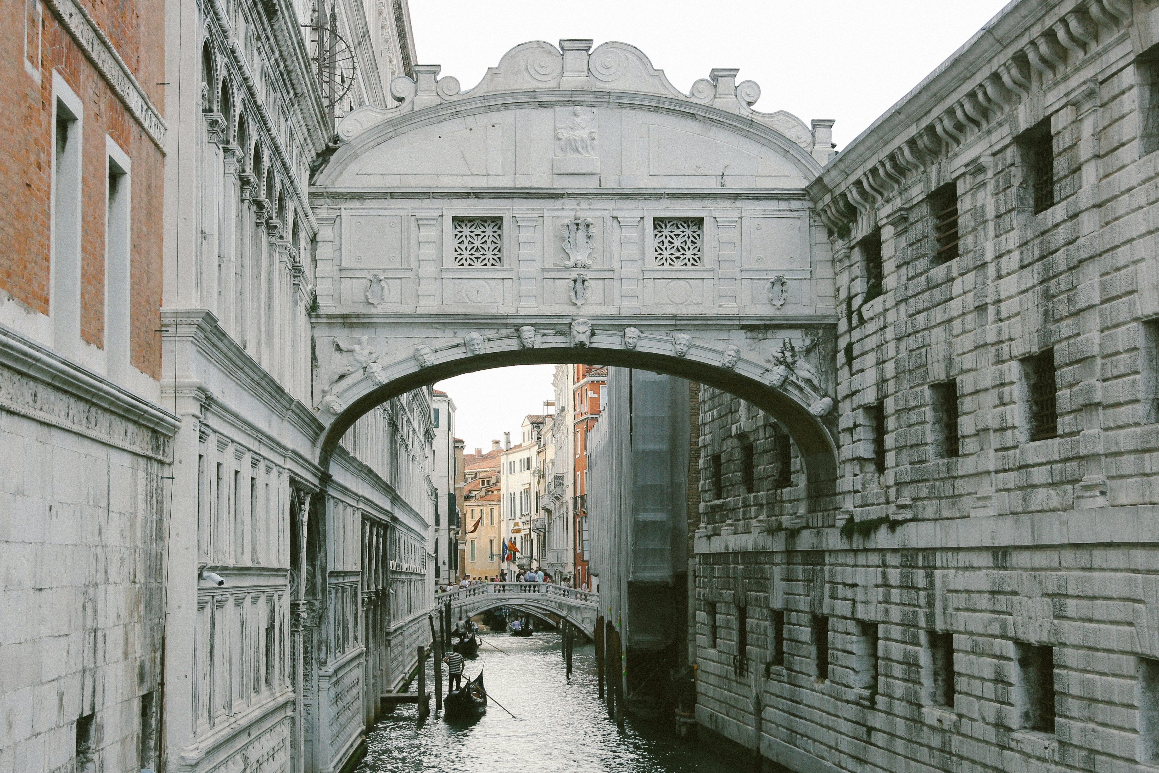 Bâtiment en béton blanc et gris près de la rivière pendant la journée