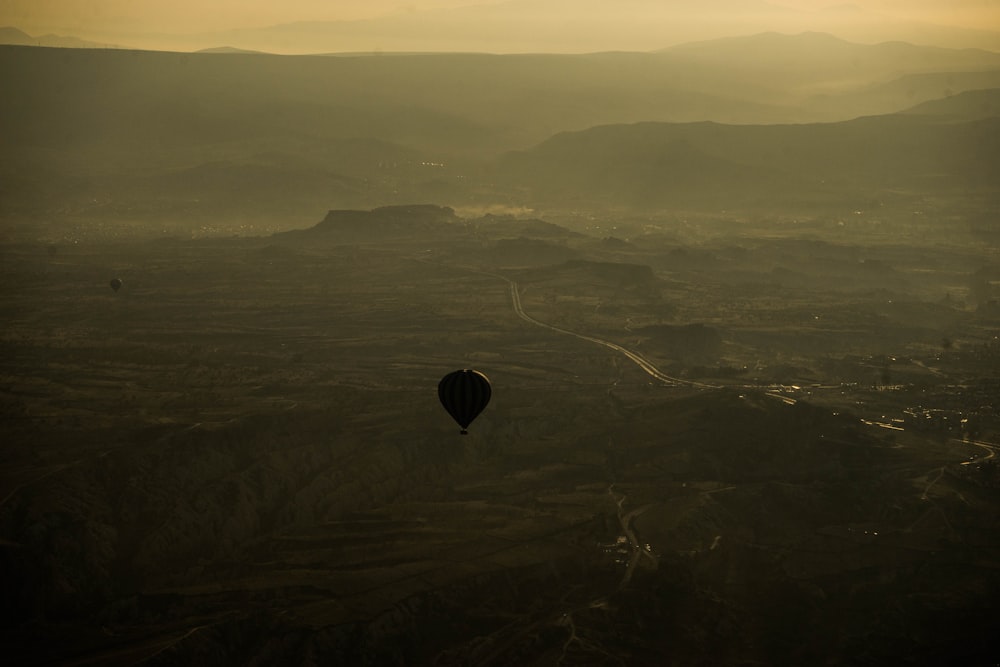 Heißluftballons, die tagsüber über die Berge fliegen