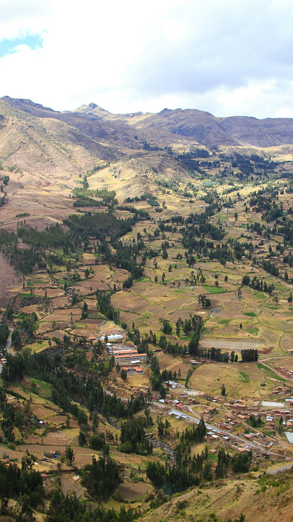 Veduta aerea delle montagne verdi durante il giorno