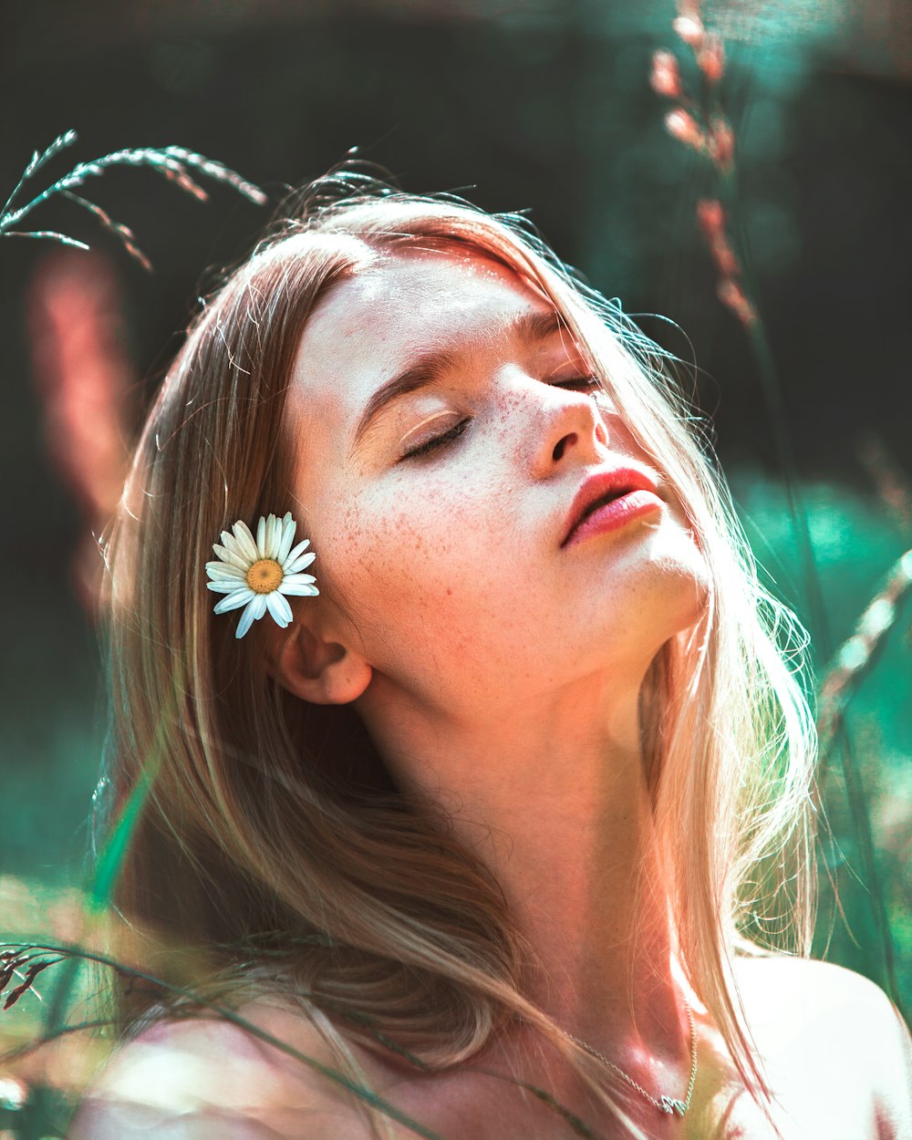 mujer con flor blanca en la oreja