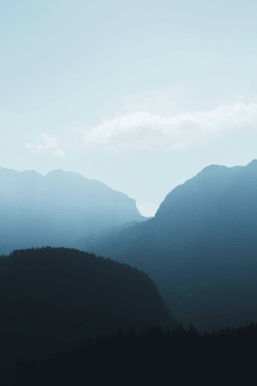 silhouette di montagne durante il giorno