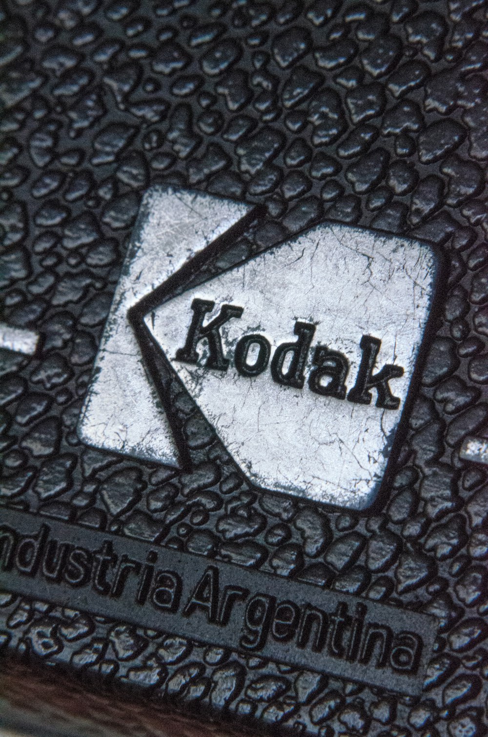 Nahaufnahme eines Kodak Logos auf schwarzem Hintergrund