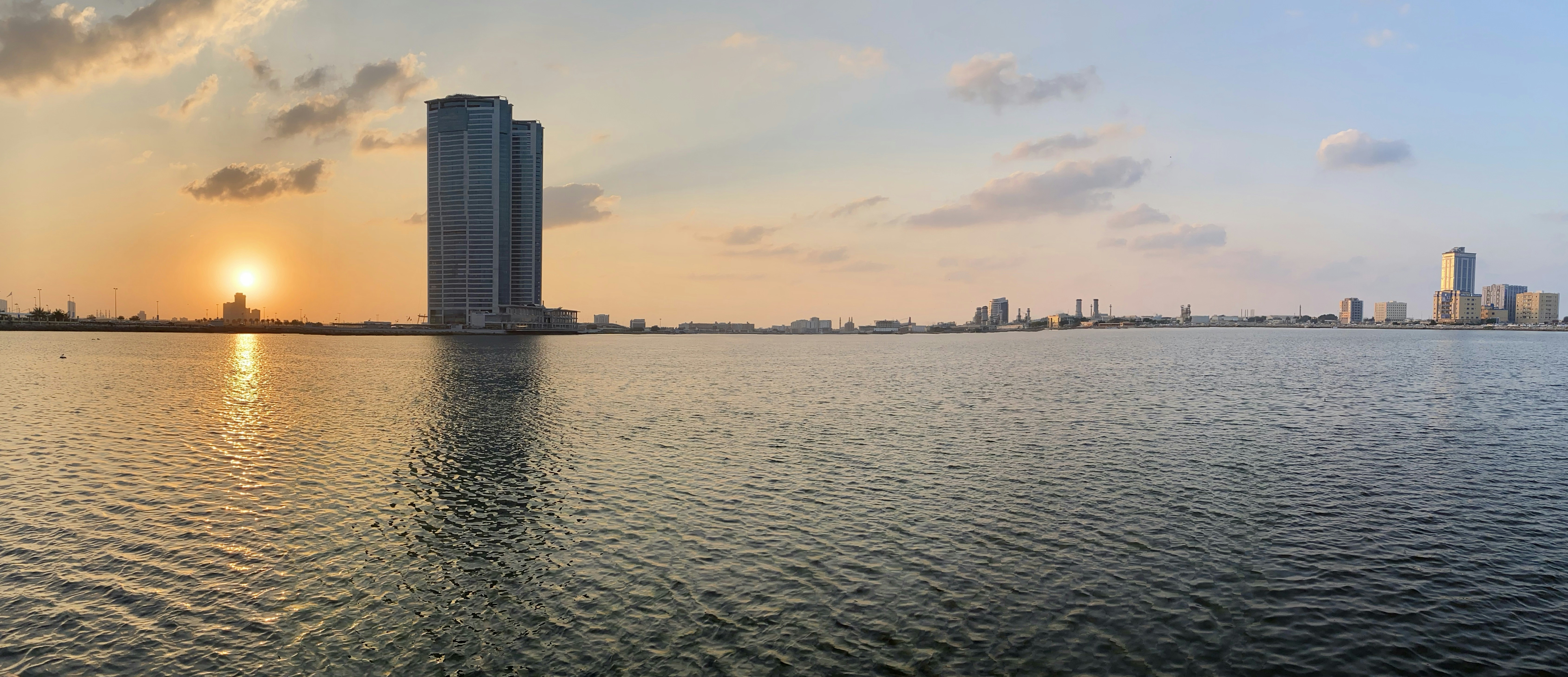 Ligne d’horizon de la ville à travers le plan d’eau pendant la journée