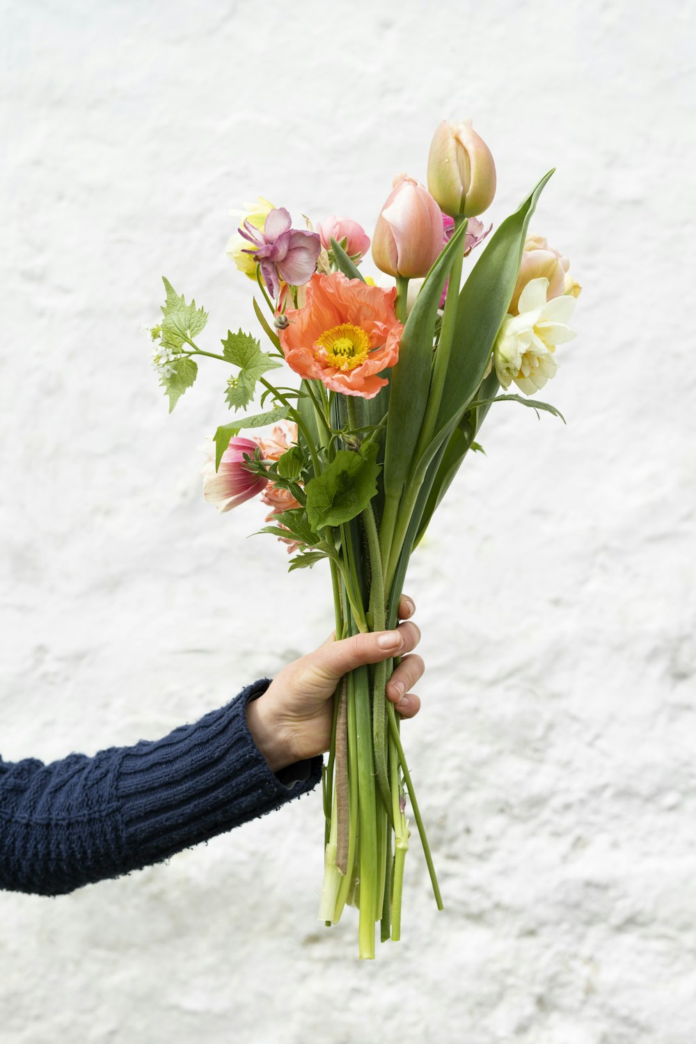 Person mit Blumenstrauß