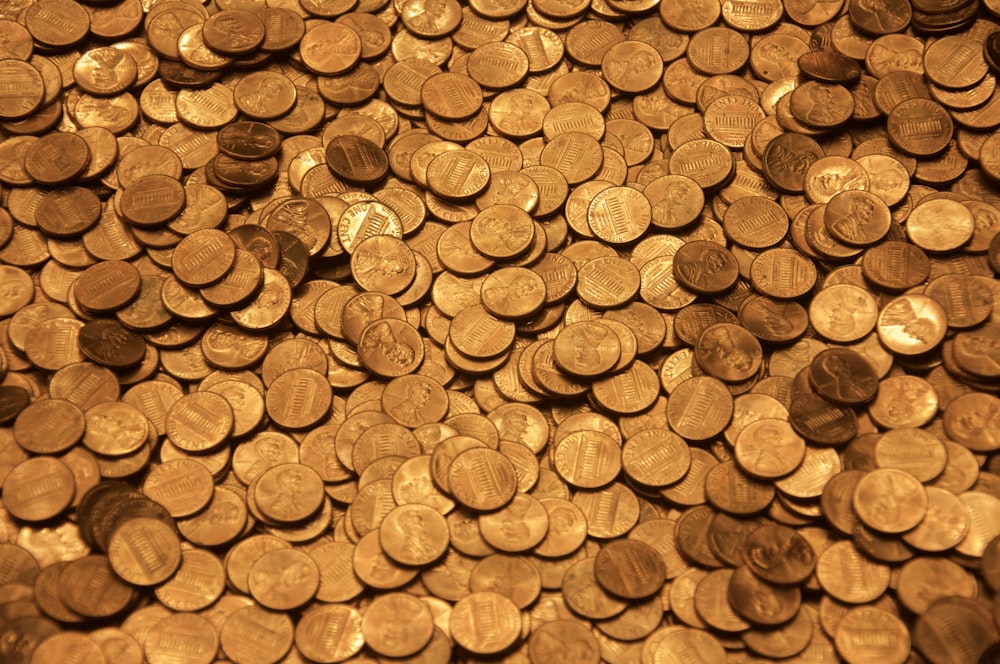 茶色の木の表面に茶色の丸いコイン