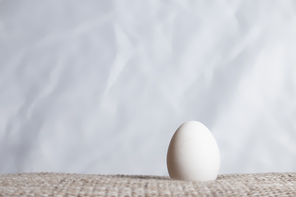 oeuf blanc sur panier tissé brun