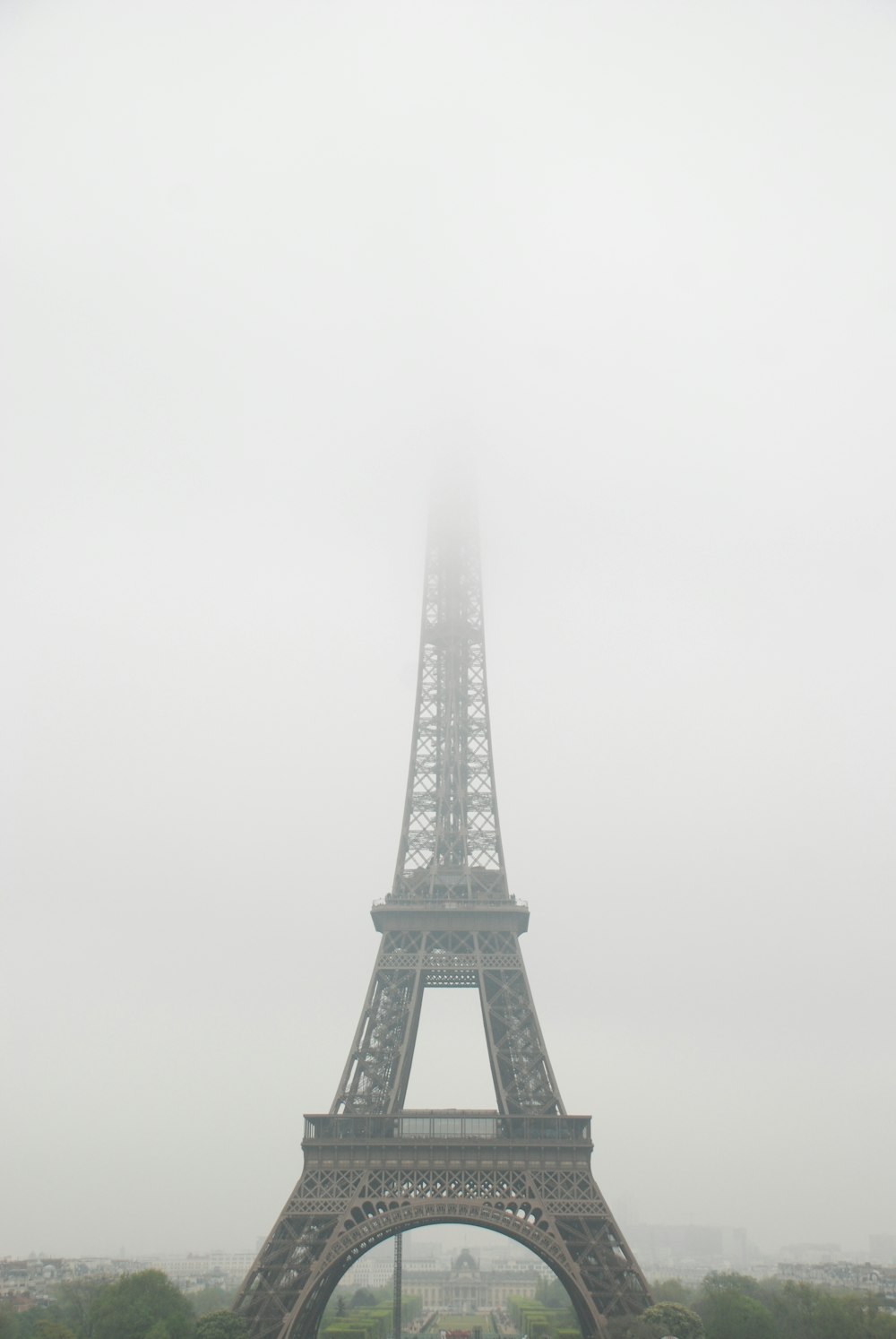 Torre Eiffel sotto il cielo grigio