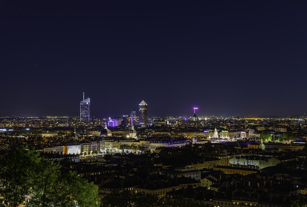 ville avec des immeubles de grande hauteur pendant la nuit