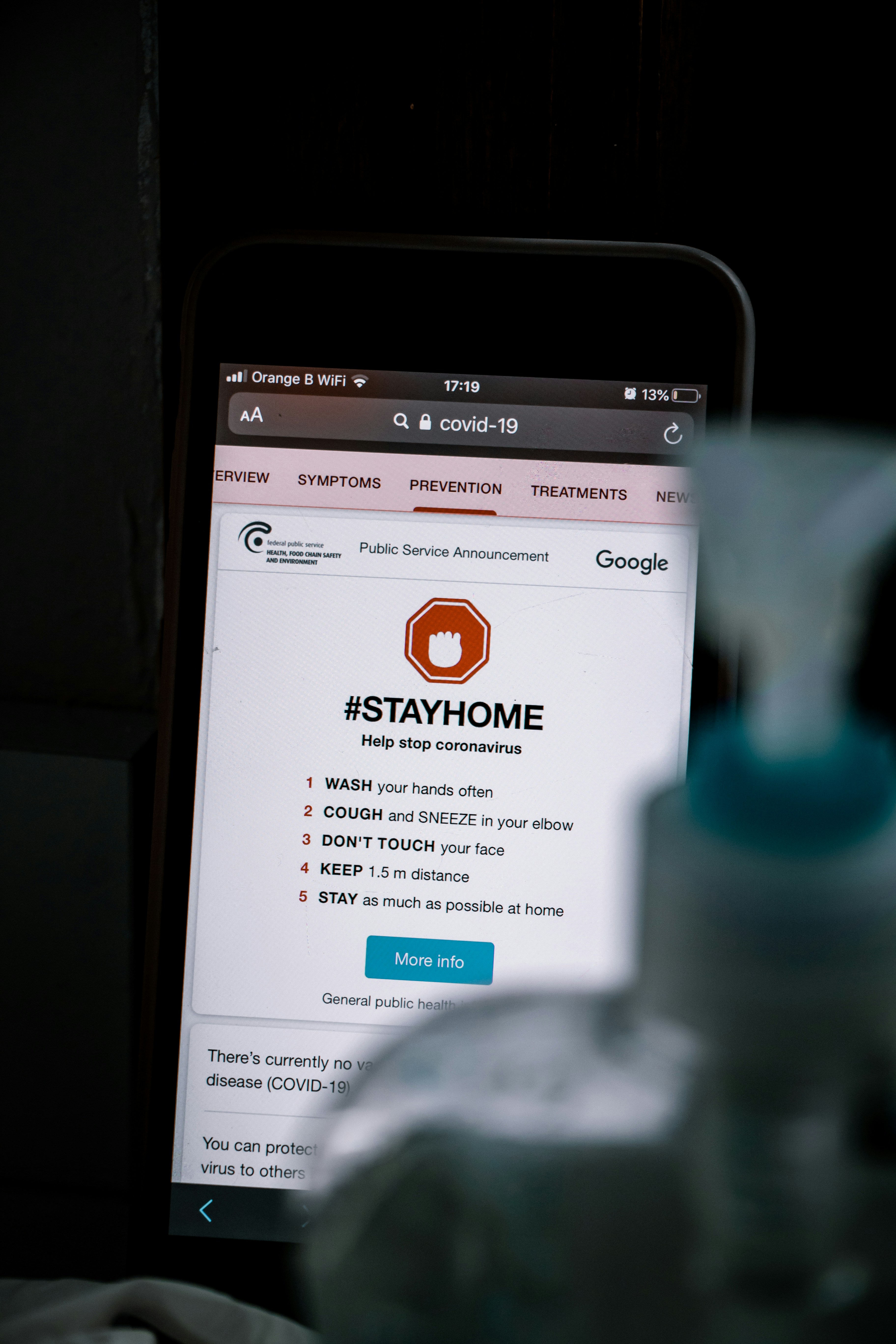 un téléphone portable avec une application Stay Home à l’écran