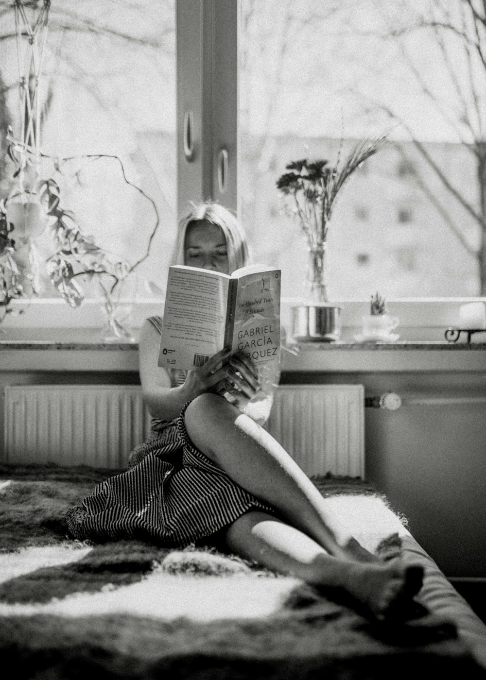 femme lisant un livre sur le lit
