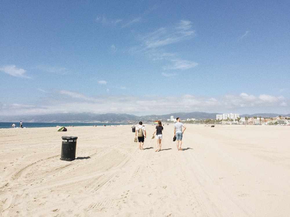 Menschen, die tagsüber am Strand spazieren gehen