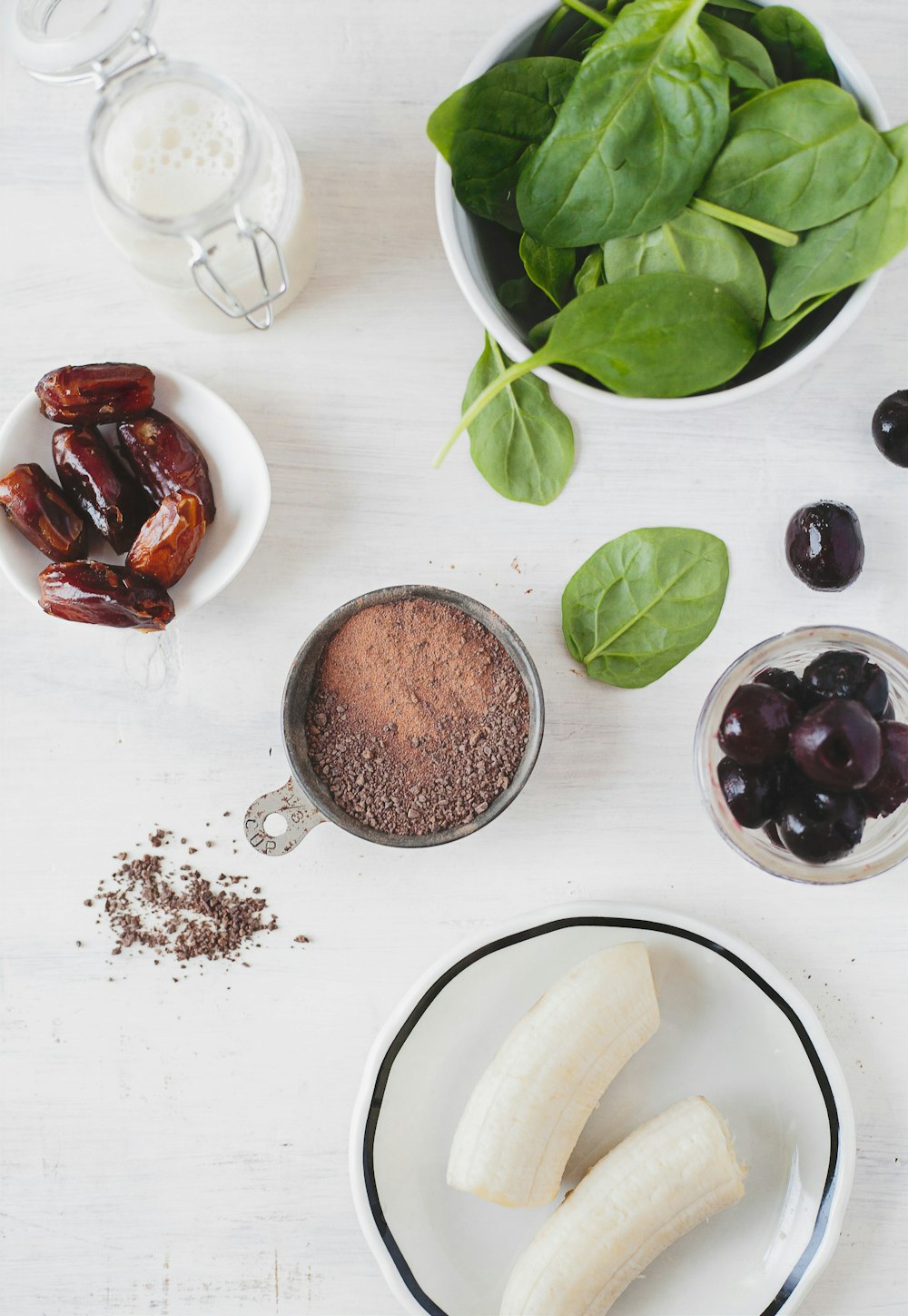 Piment rouge sur assiette en céramique blanche