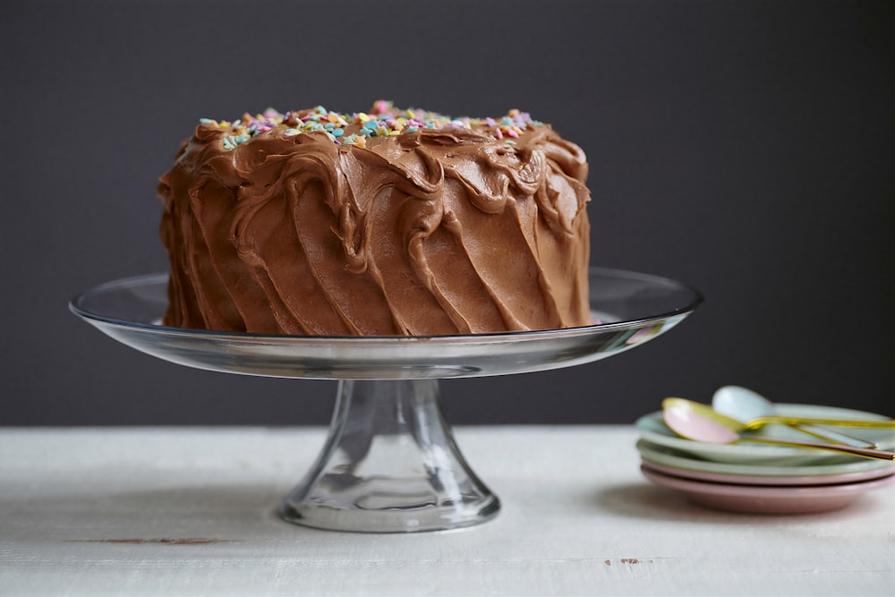 torta marrone su alzata in vetro trasparente