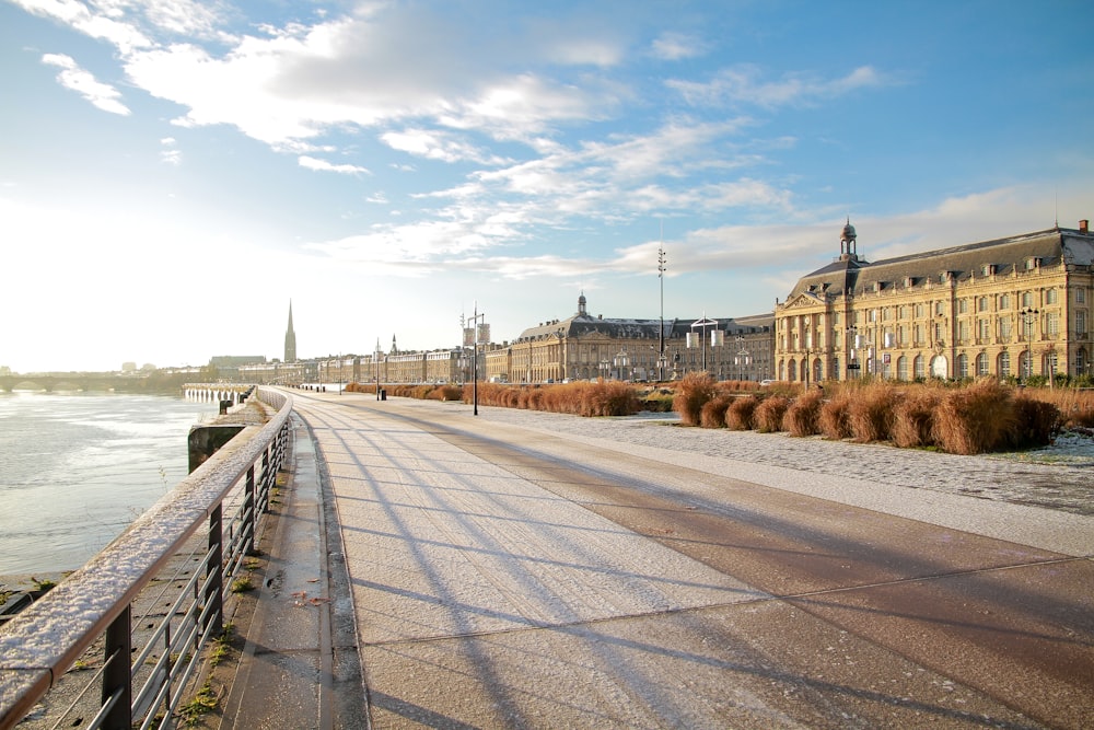 Braunes Betongebäude unter weißen Wolken tagsüber