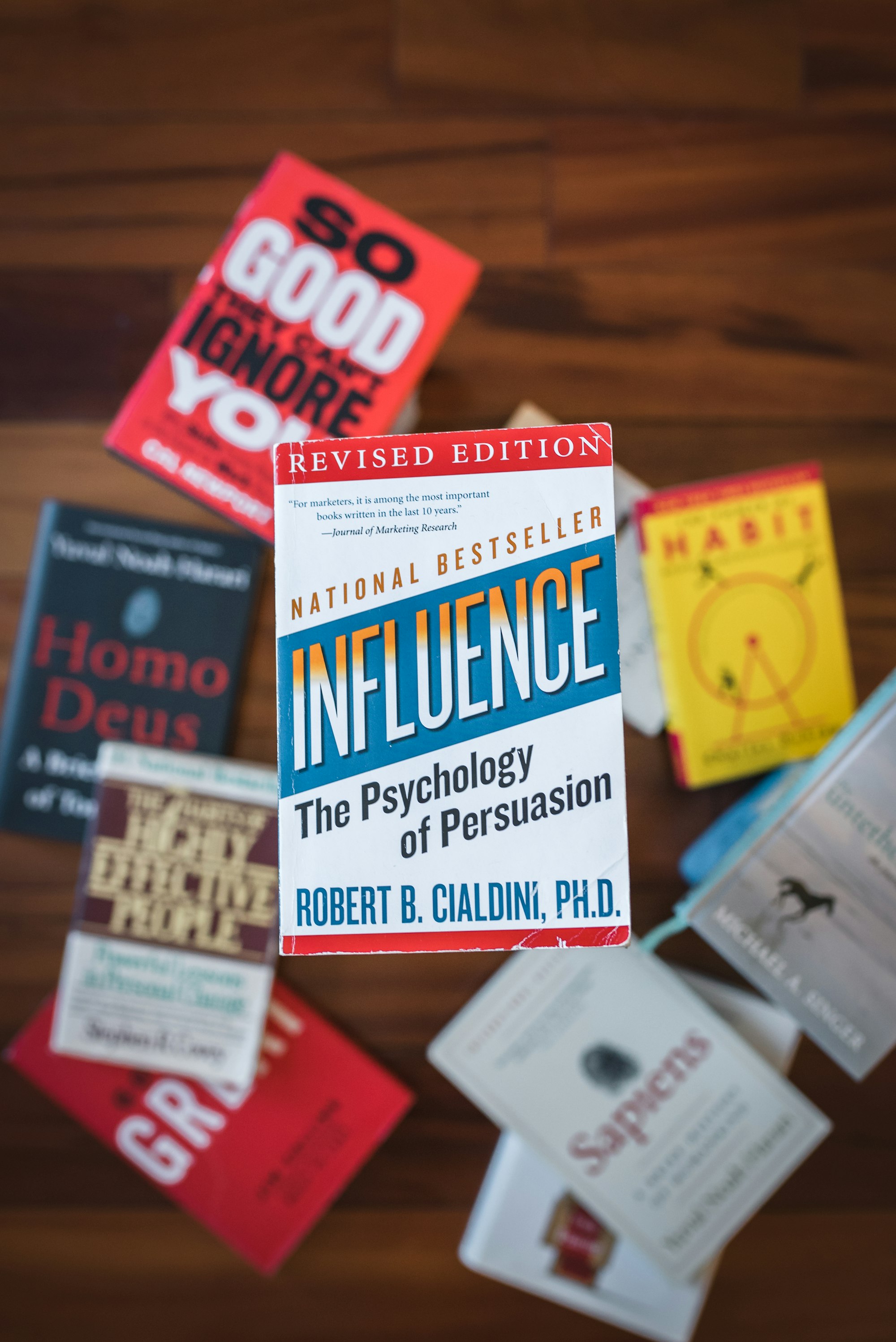 📚 Influence et Manipulation, Robert Cialdini - Les 6 facteurs qui guident nos décisions