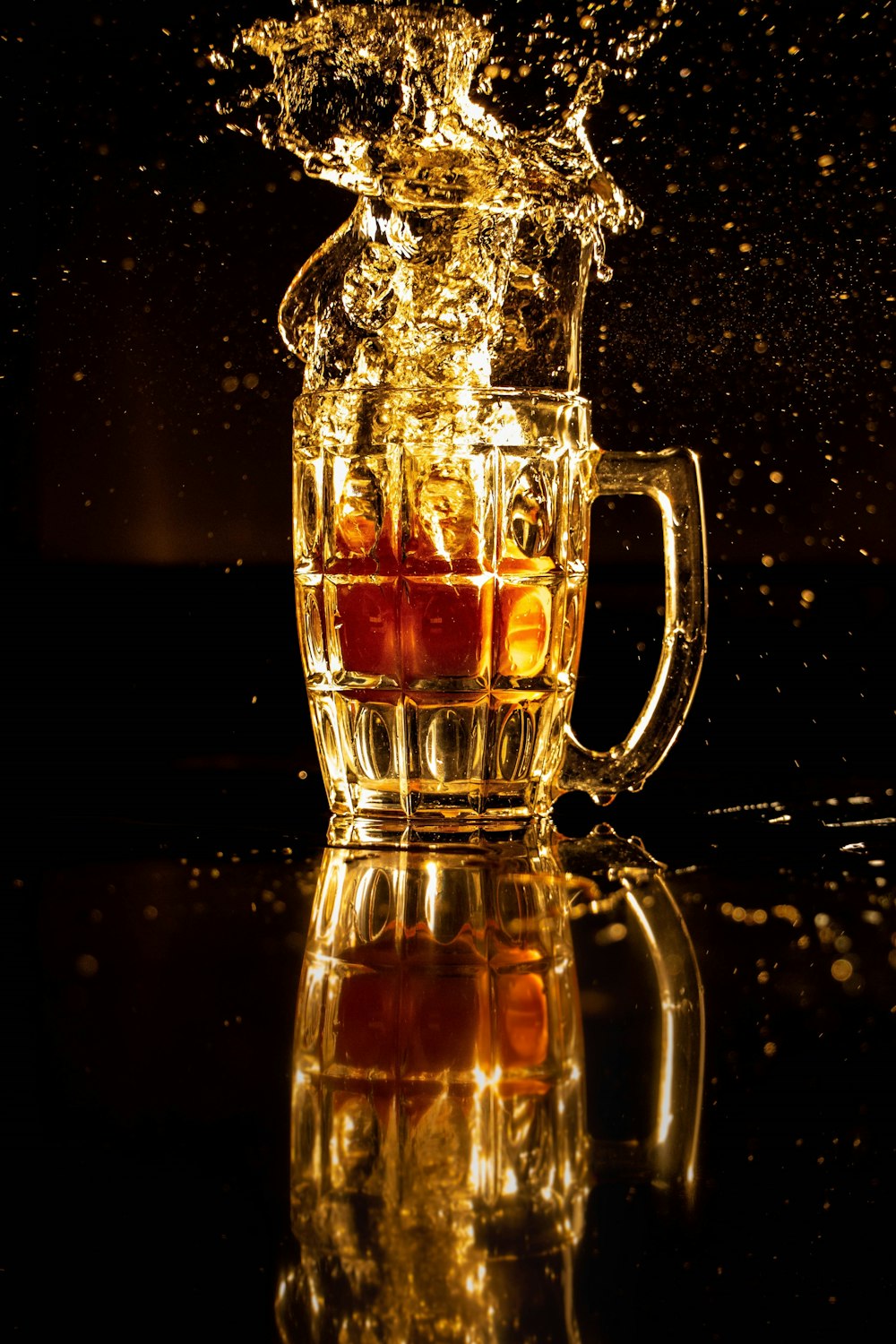 Tazza in vetro trasparente con liquido marrone