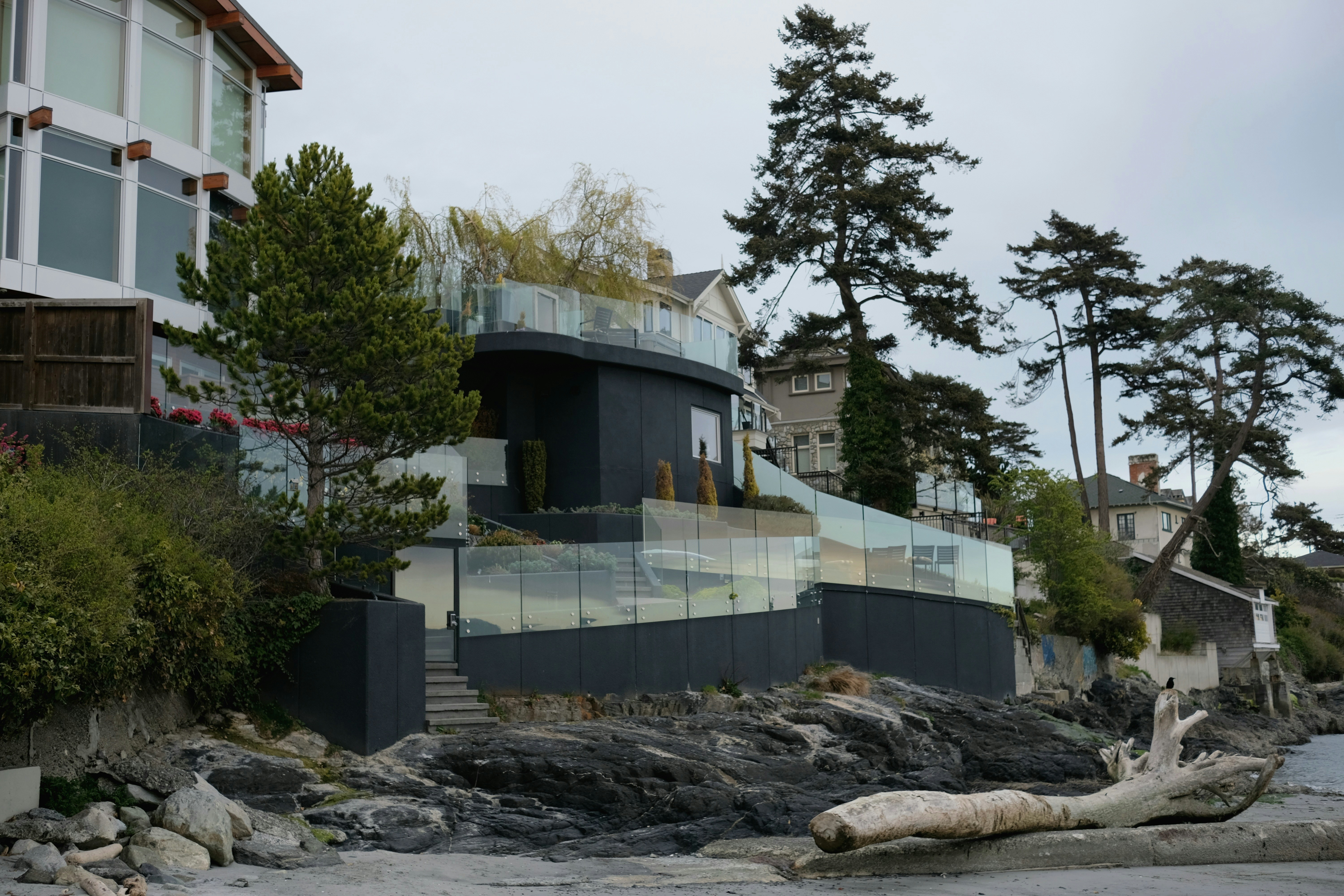 Weißes Betongebäude in der Nähe von grünen Bäumen tagsüber