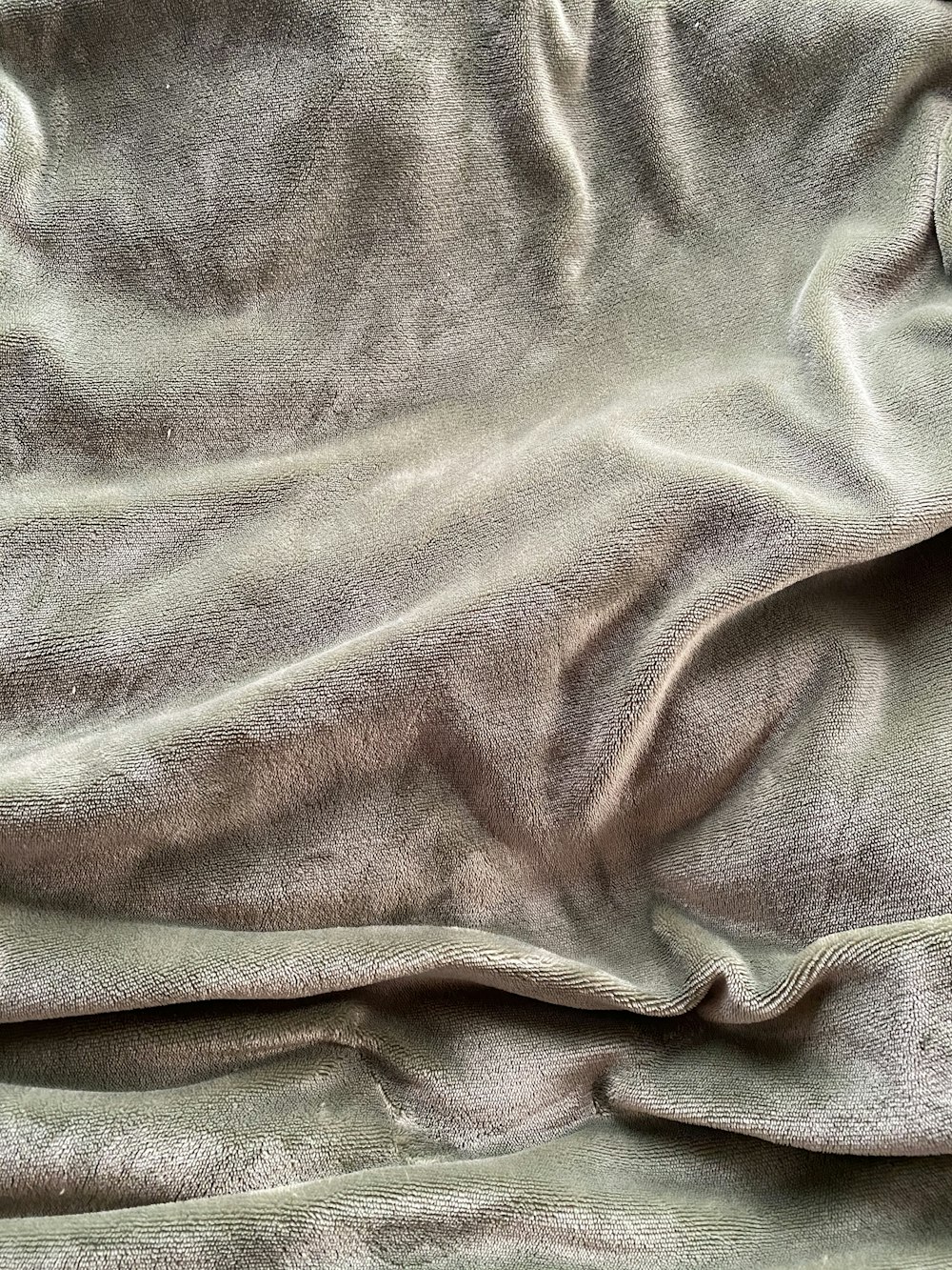 textil gris sobre mesa de madera marrón