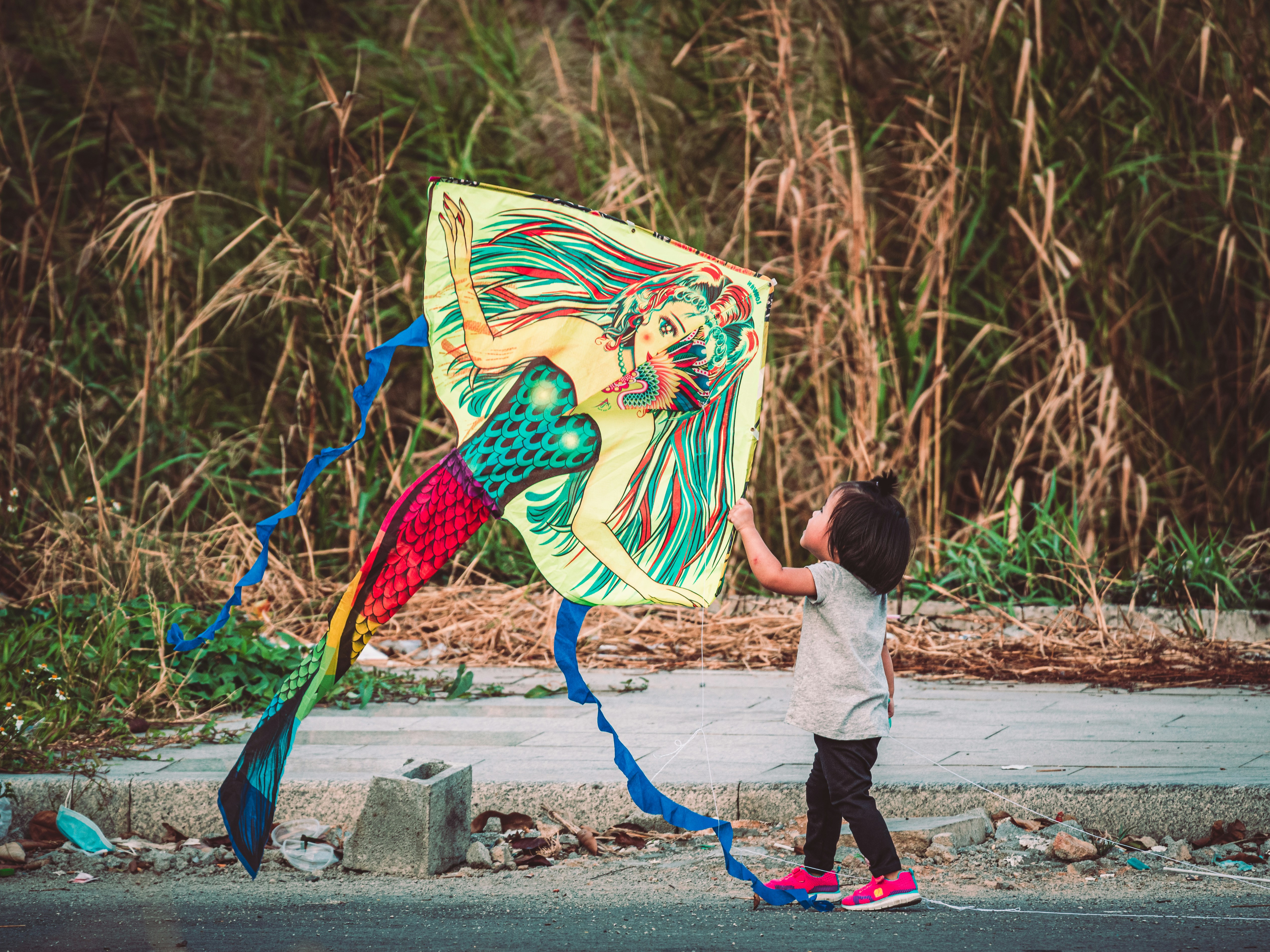 וּבִּשְׁמֵי הָעִיר הָעַתִיקָה עֲפִיפוֹן. וּבִקְצֵה הַחוּט – יֶלֶד