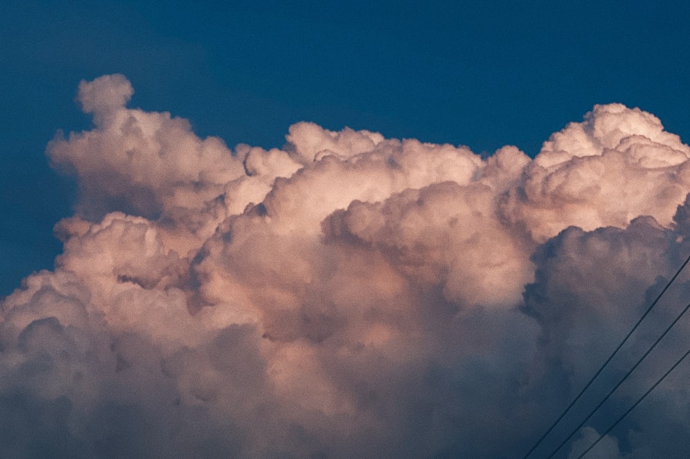 nuages blancs et ciel bleu