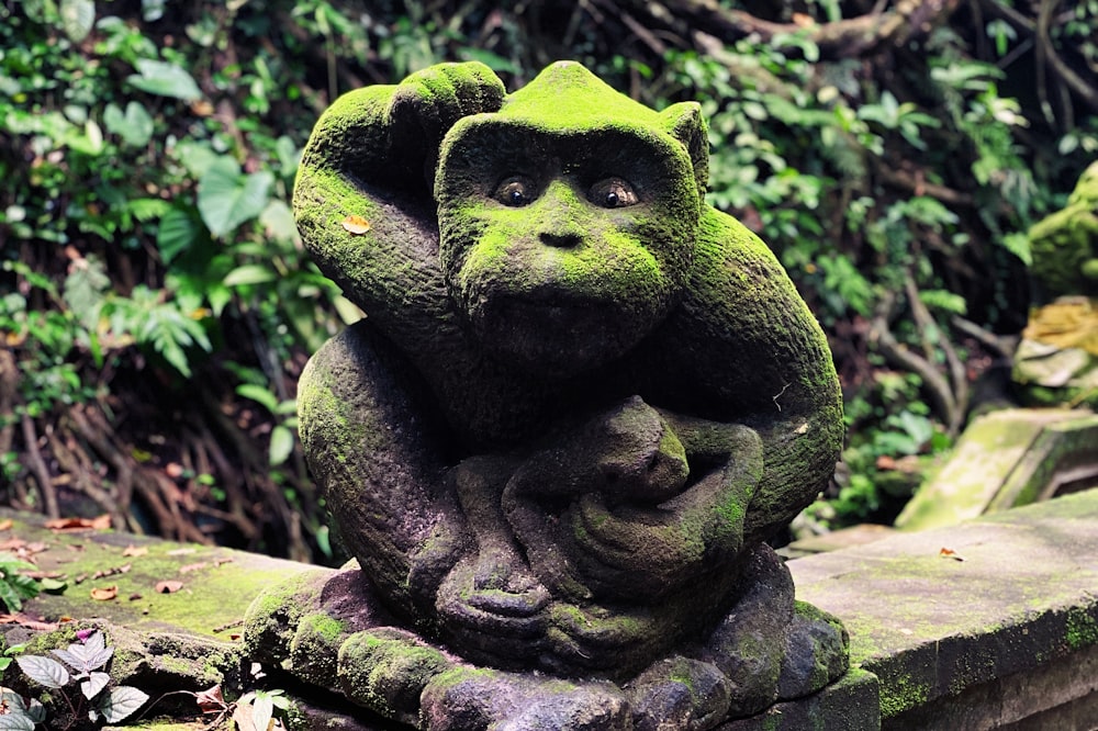 Statue en béton vert d’une grenouille