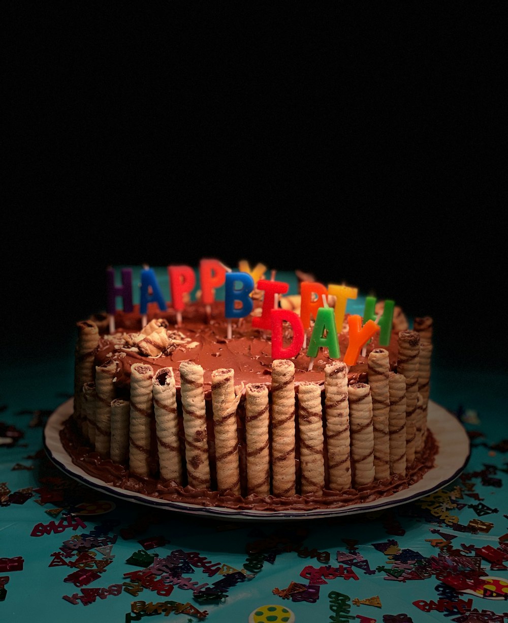 Joyeux gâteau d’anniversaire avec des bougies de joyeux anniversaire