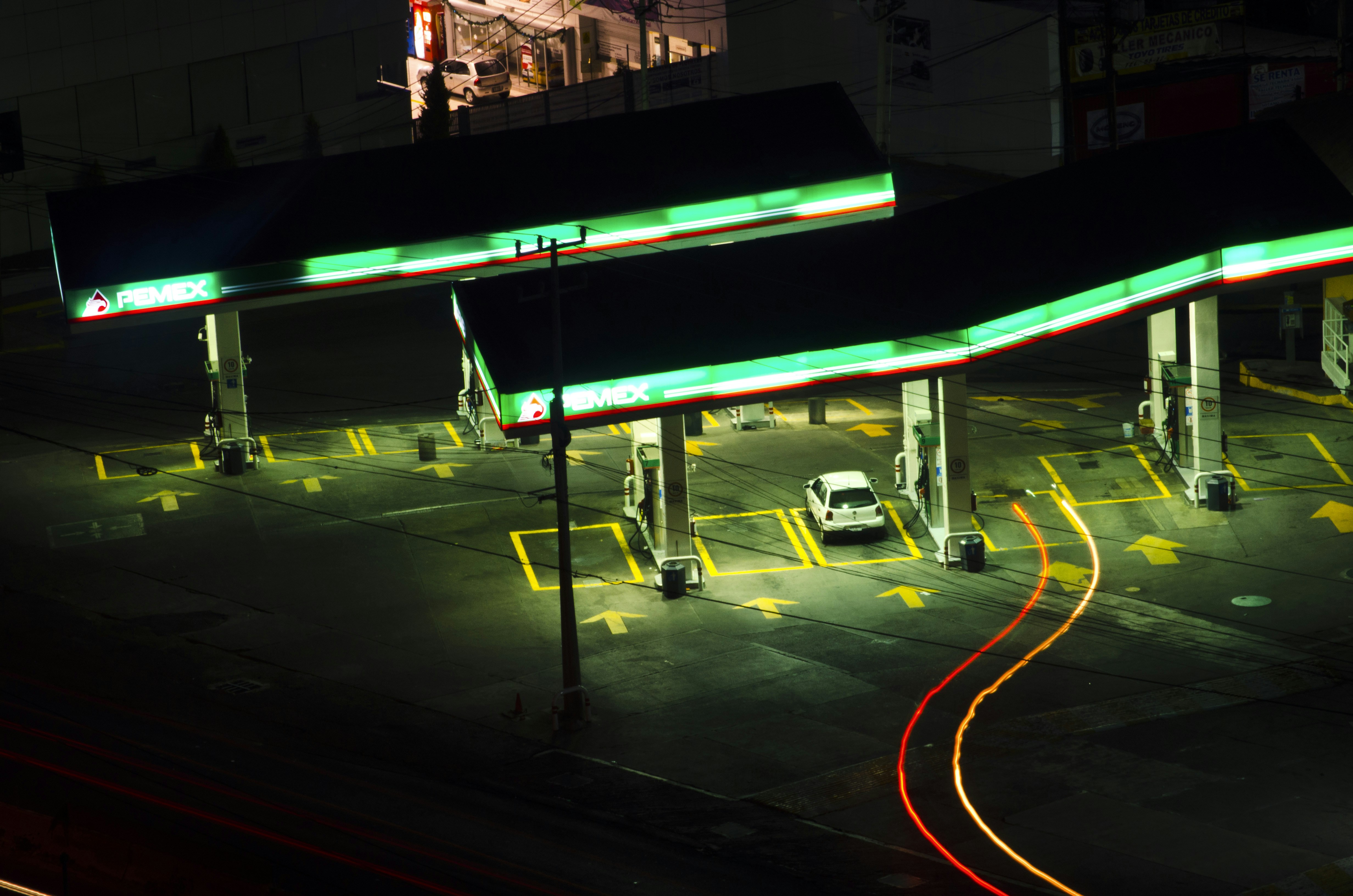 Feux verts et jaunes sur la route pendant la nuit