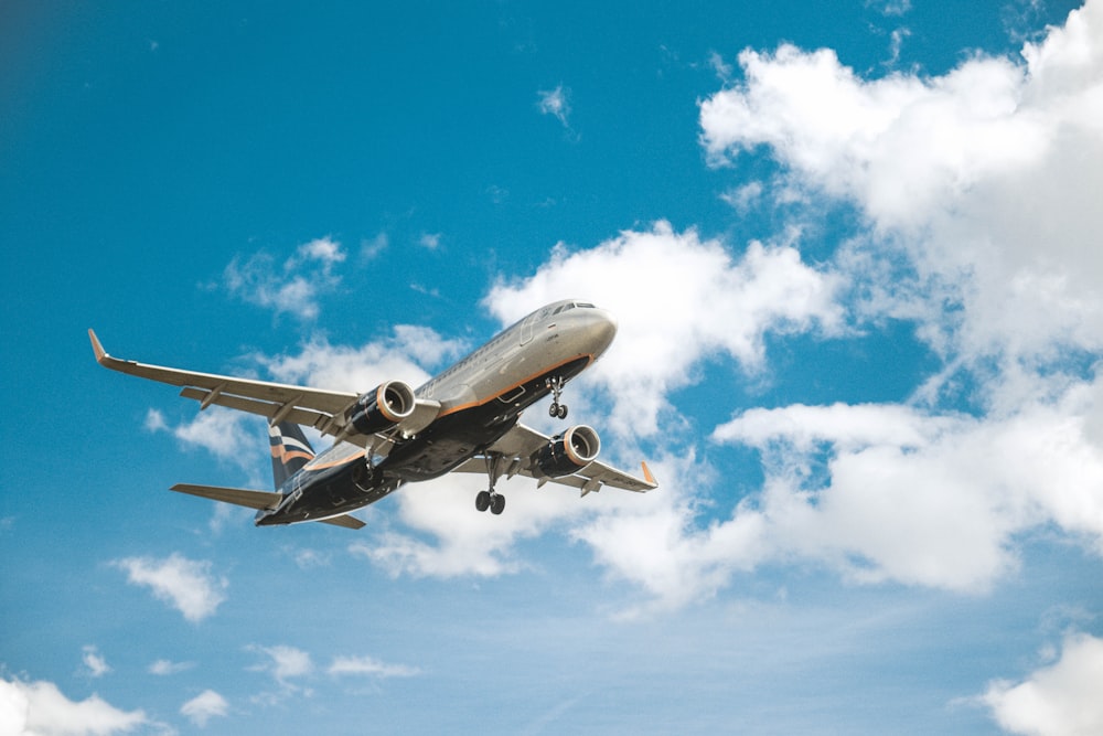 昼間の青空に白い飛行機