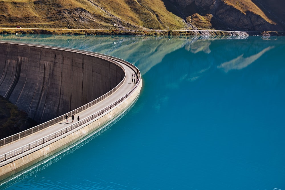 weißes Boot auf blauem Wasser in der Nähe von Green und Brown Mountain tagsüber