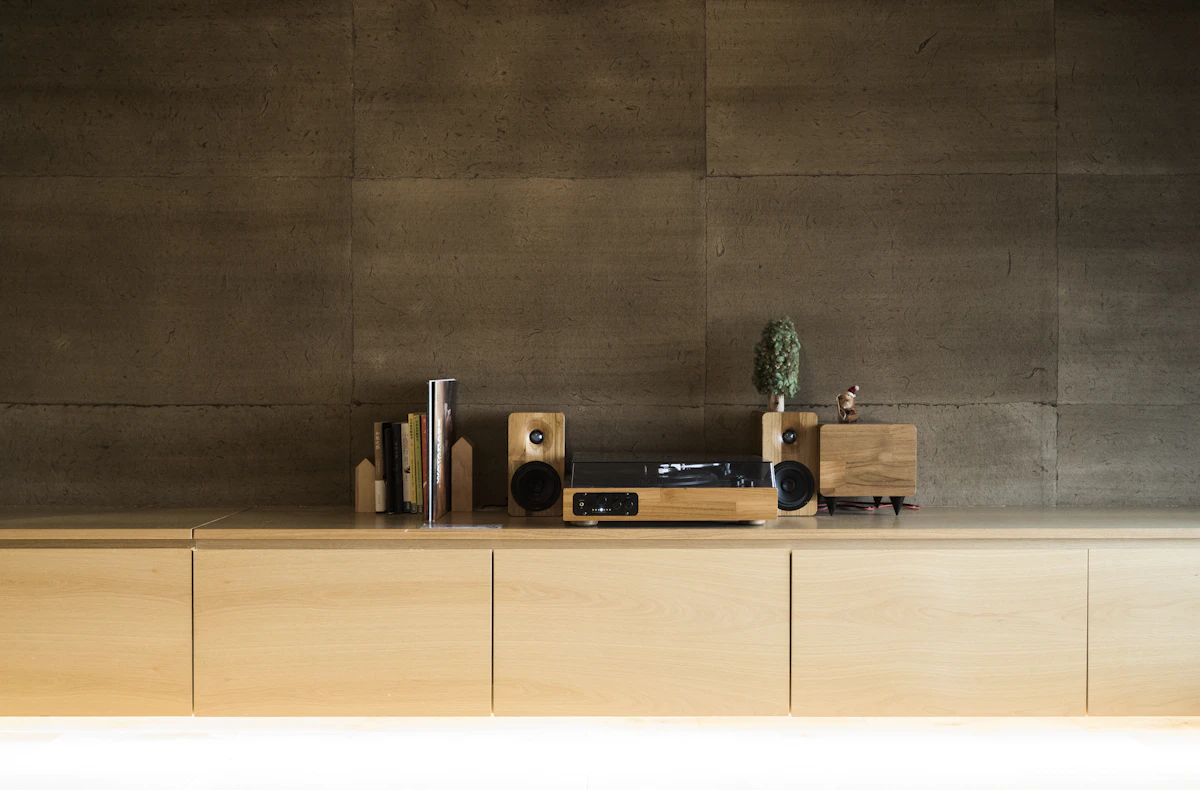 Maßband an Sideboard – Breite und Tiefe prüfen