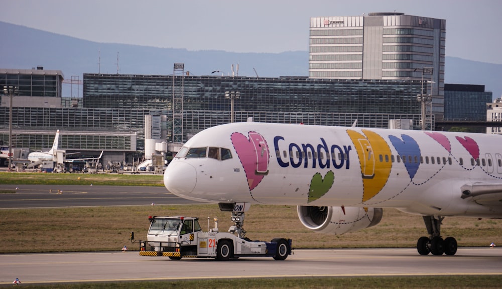 aereo passeggeri bianco e blu sull'aeroporto durante il giorno