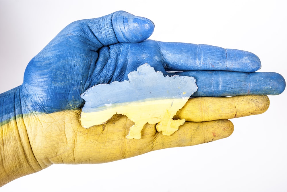 textile bleu et jaune sur surface blanche