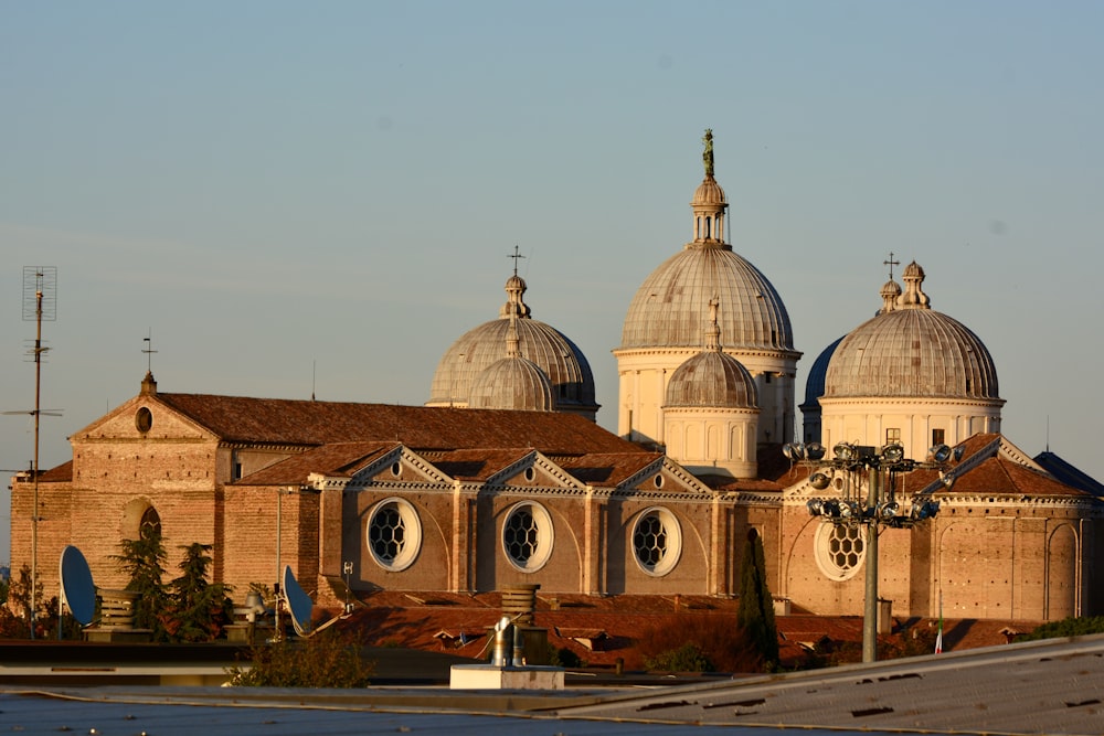 Edificio a cupola marrone e bianco