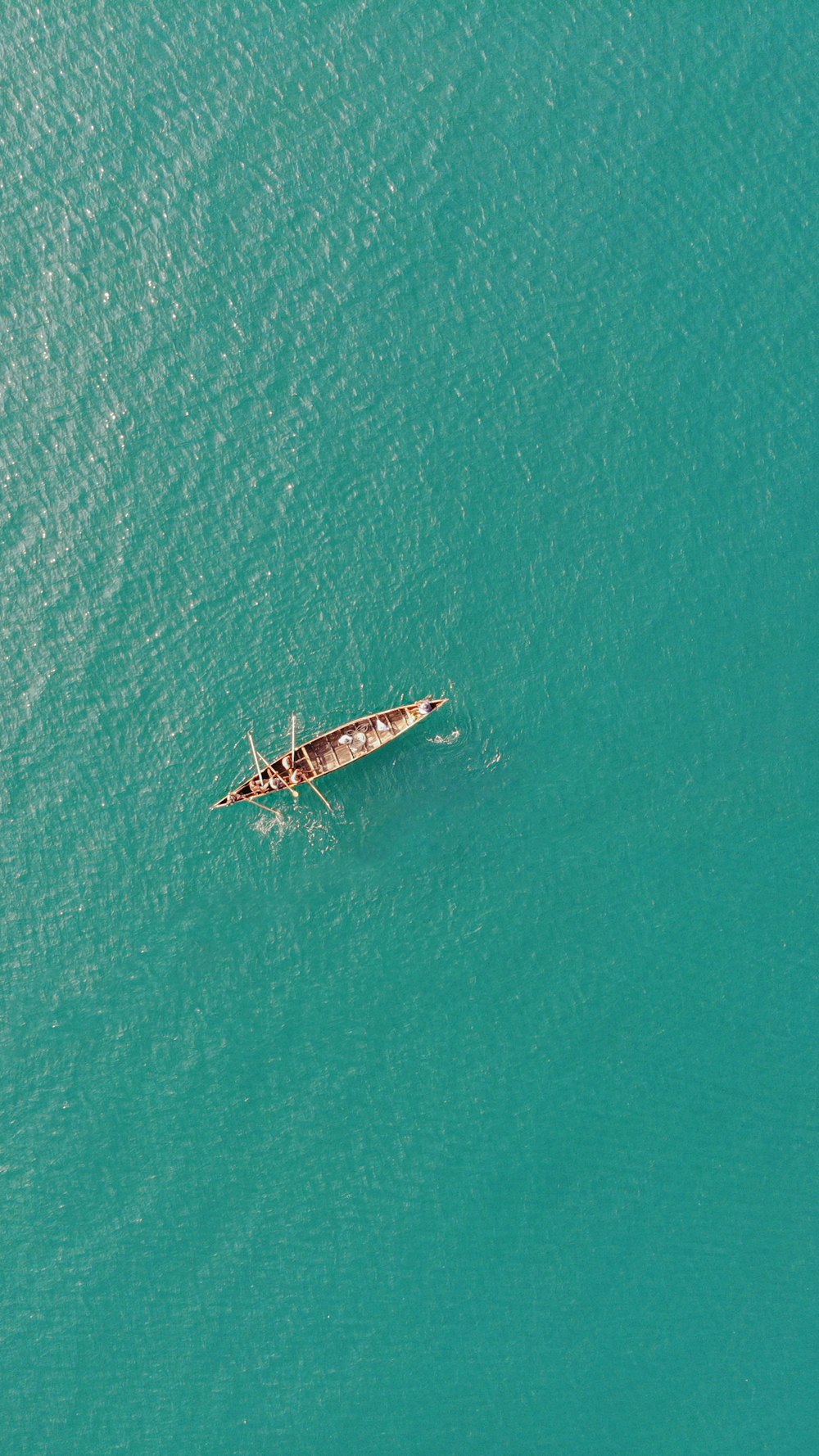 Vista aérea de White Boat en el mar durante el día