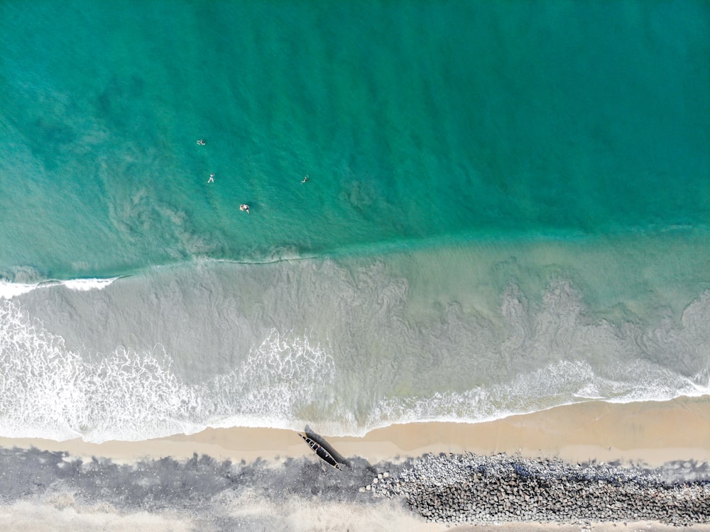 Vue aérienne des vagues de l’océan