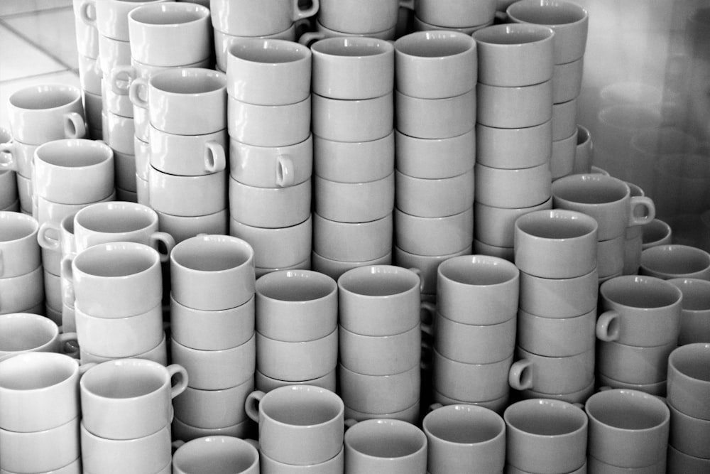 tazas de cerámica blanca sobre plato de cerámica blanca