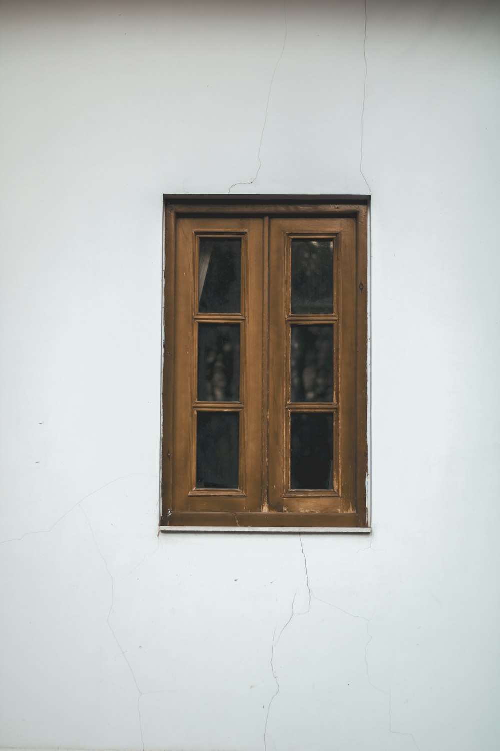 Ventana de vidrio con marco de madera marrón