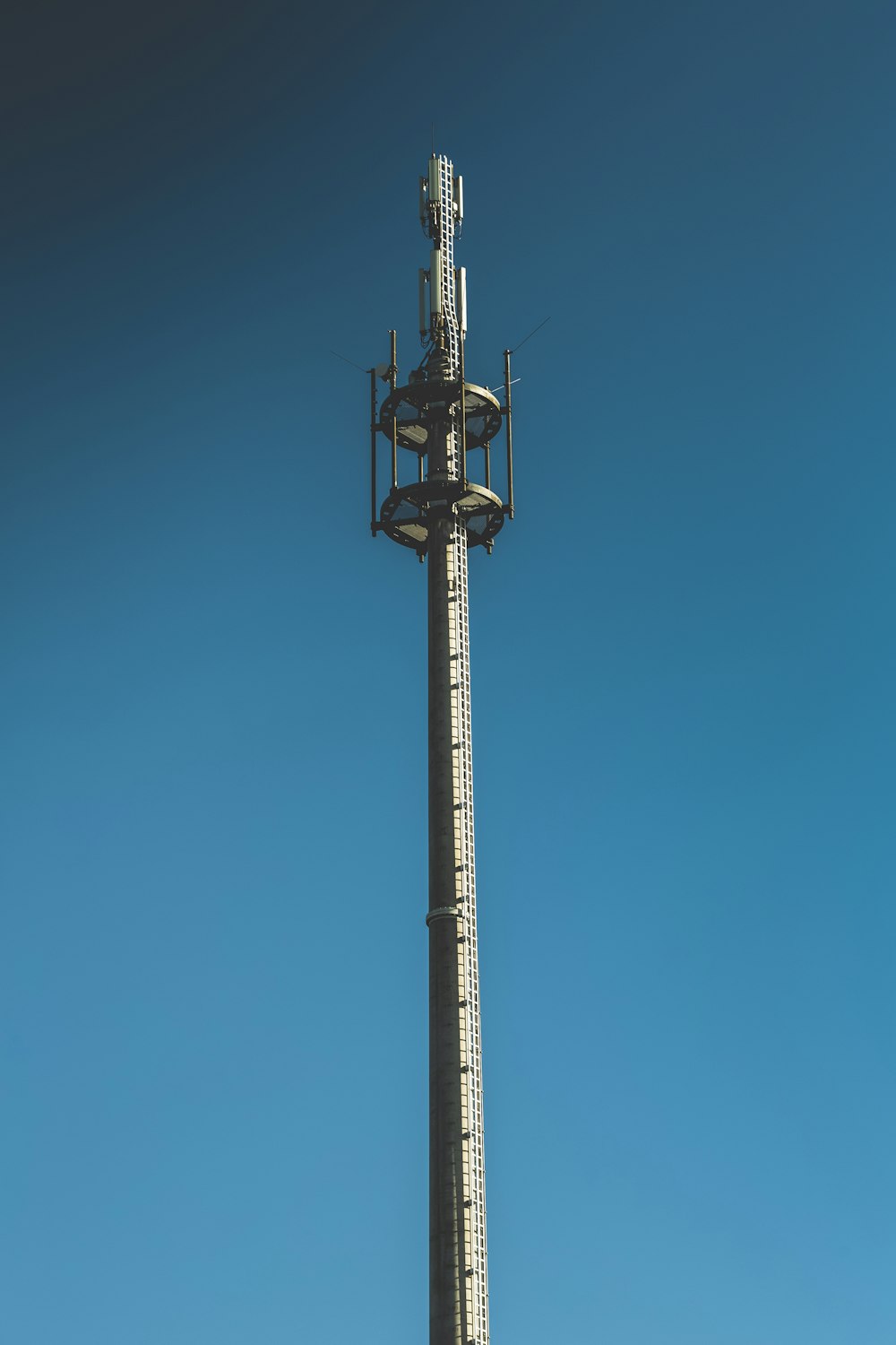 Schwarz-Weiß-Turm tagsüber unter blauem Himmel