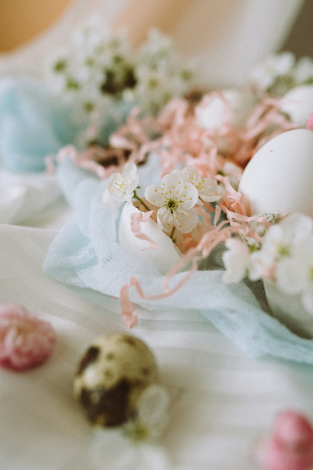 white and pink flower bouquet